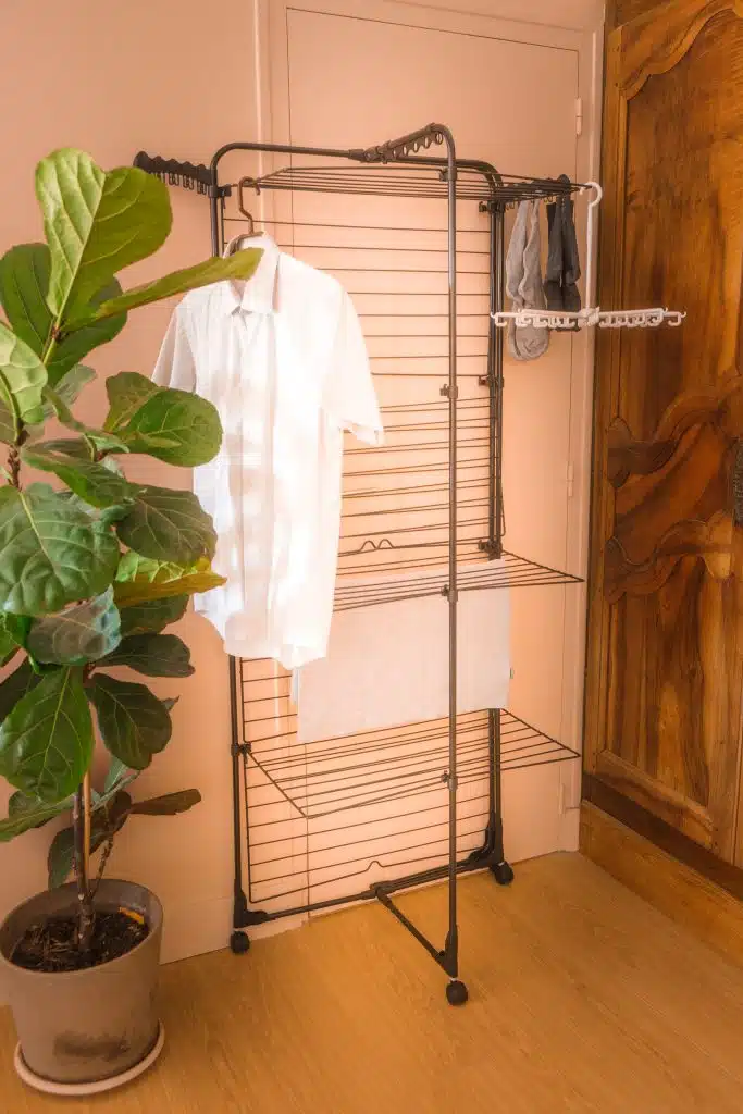 Étendoir à linge à forme Tour de la marque Tancarville, modèle T44 V2 noir.