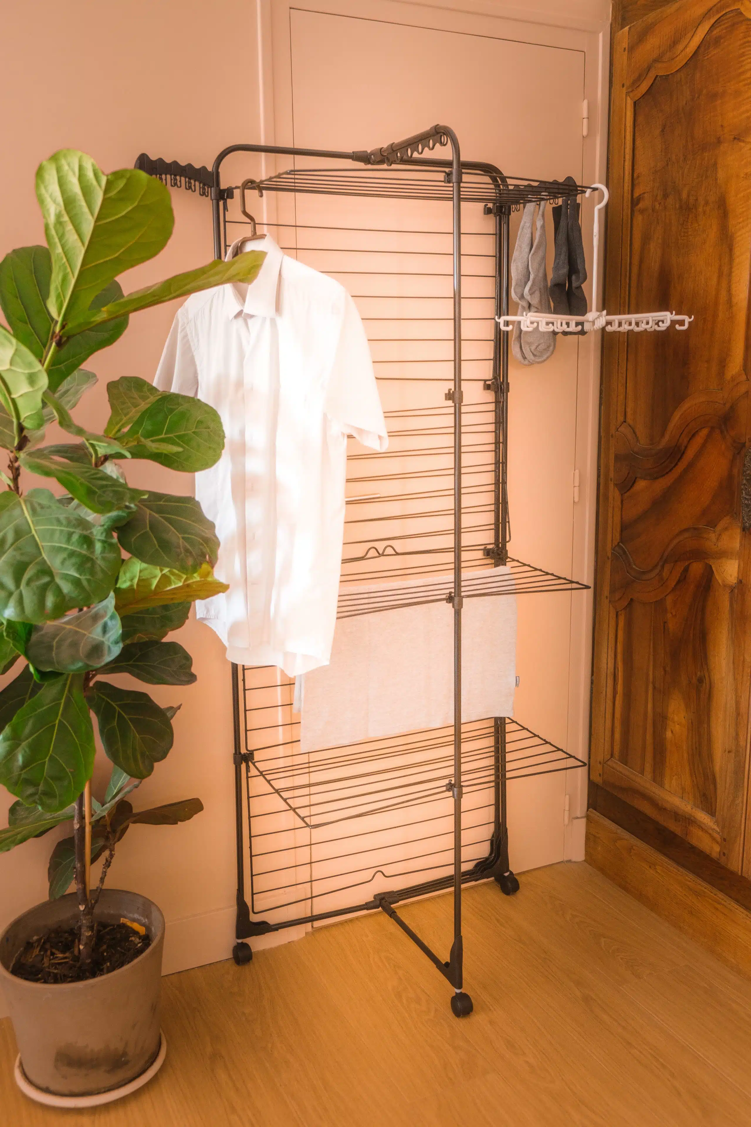 Étendoir à linge à forme Tour de la marque Tancarville, modèle T44 V2 noir.