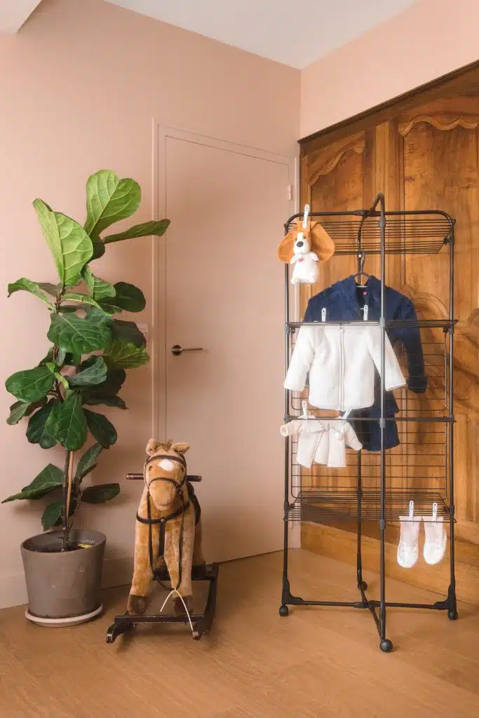 Étendoir à linge à forme Tour de la marque Tancarville, modèle T46 V4 noir.