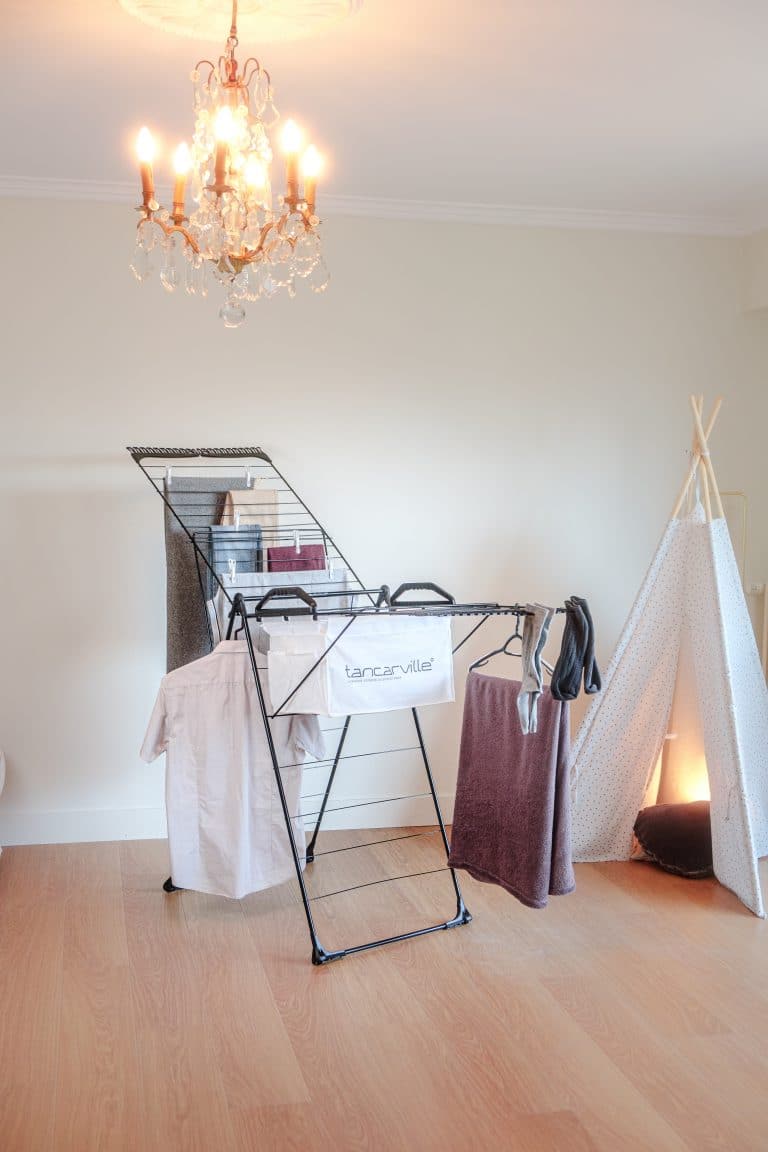 Étendoir à linge à forme T de la marque Tancarville, modèle T47 V1 noir.