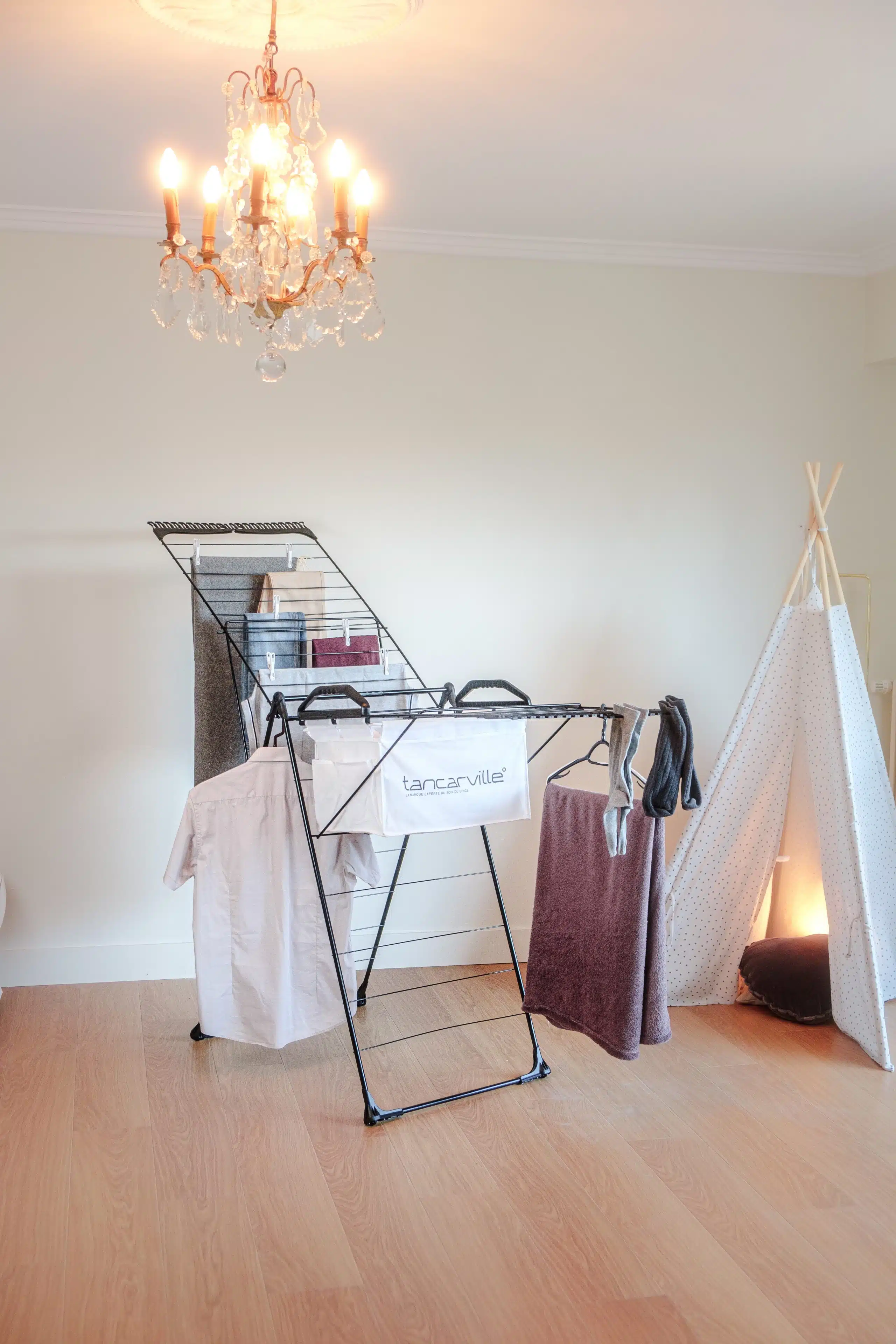 Étendoir à linge à forme T de la marque Tancarville, modèle T47 V1 noir.