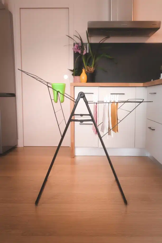 Étendoir à linge à forme T de la marque Tancarville, modèle T50 V4noir.