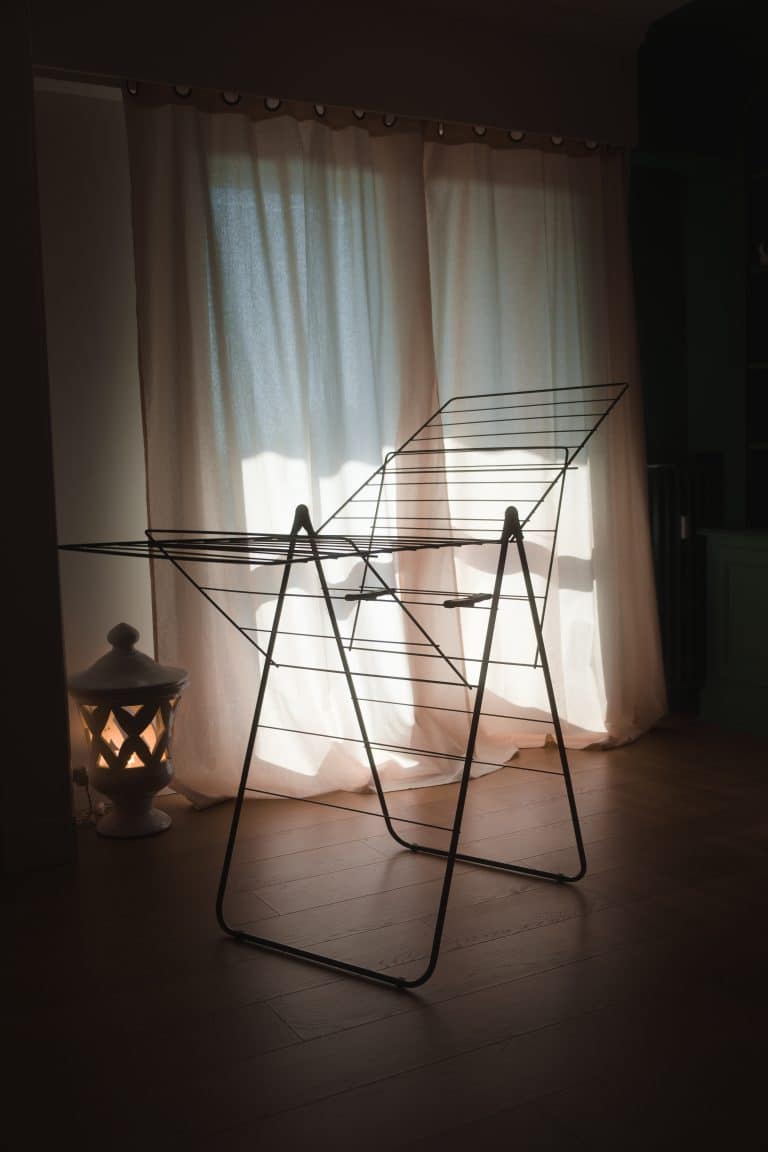 Étendoir à linge à forme T de la marque Tancarville, modèle T38 V3 noir.