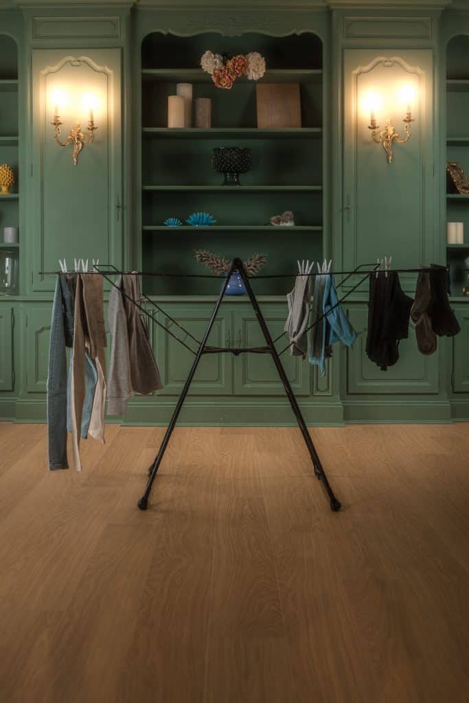 Étendoir à linge à forme T de la marque Tancarville, modèle T38 V3 noir.