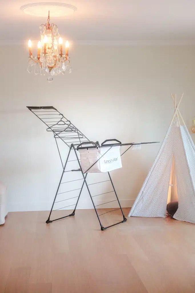 Étendoir à linge à forme T de la marque Tancarville, modèle T47 V1 noir.