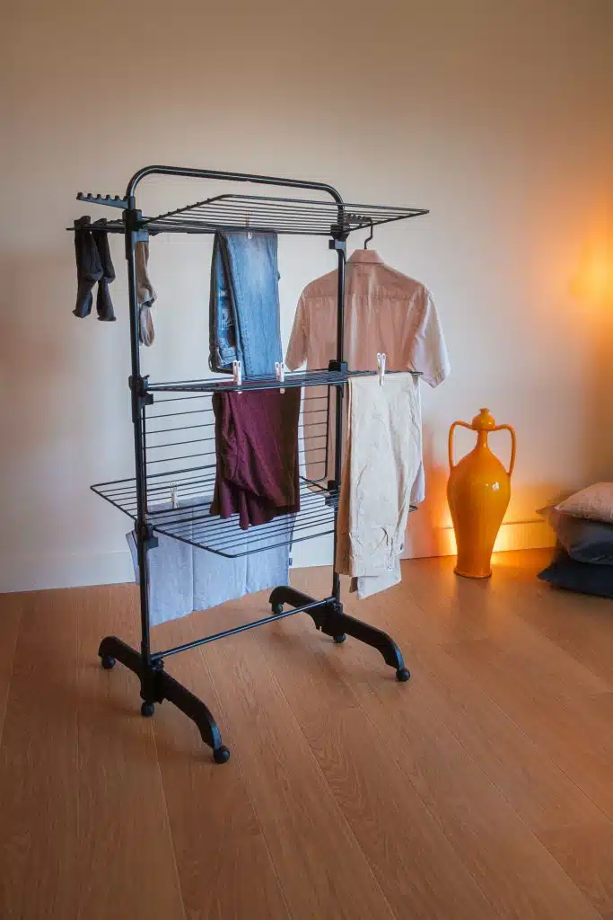 Étendoir à linge à forme Tour de la marque Tancarville, modèle T42 V1 noir.