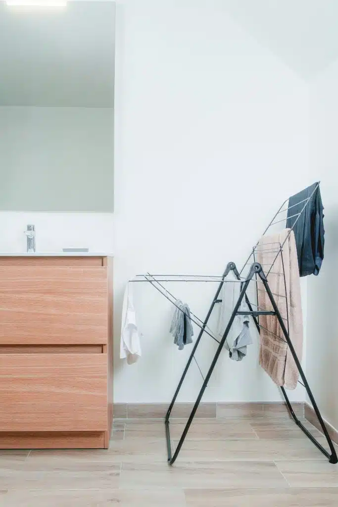 Étendoir à linge à forme T de la marque Tancarville, modèle T50 V2 noir.