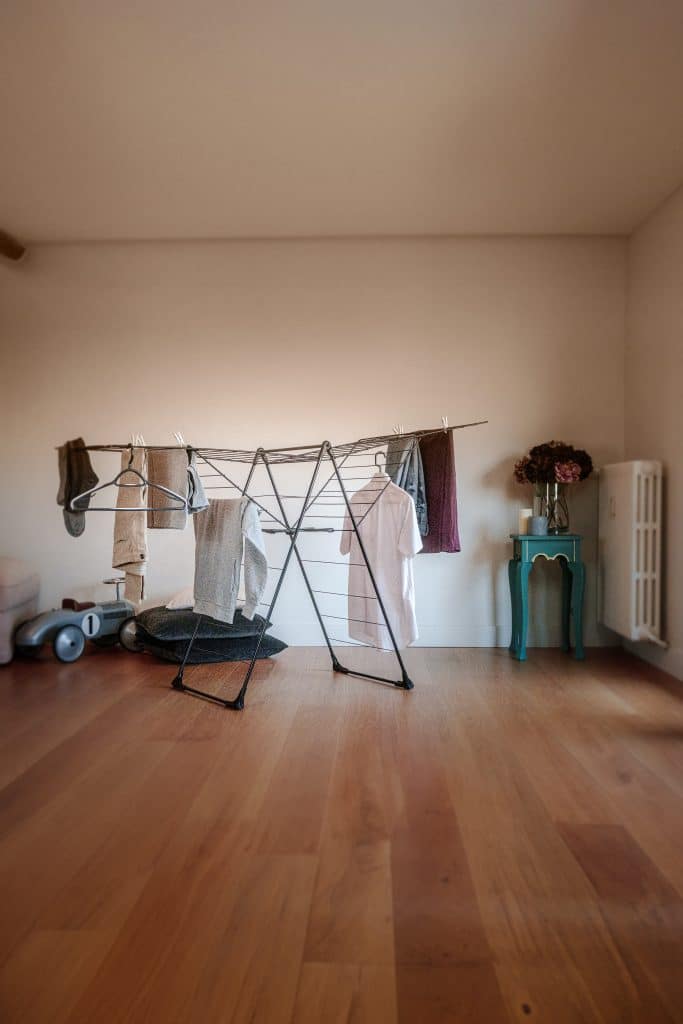 Étendoir à linge à forme T de la marque Tancarville, modèle T48 V2 noir.