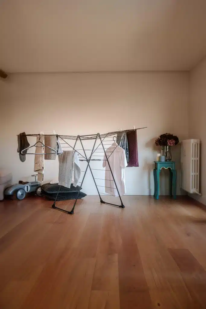 Étendoir à linge à forme T de la marque Tancarville, modèle T48 V2 noir.