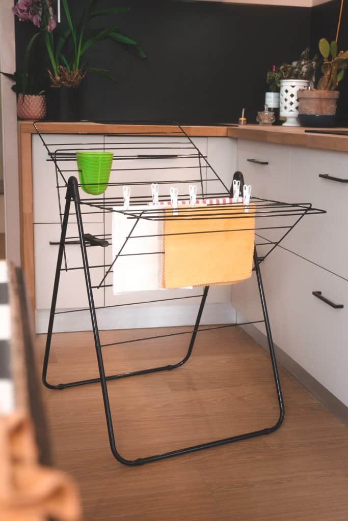 Étendoir à linge à forme T de la marque Tancarville, modèle T50 V4 noir.